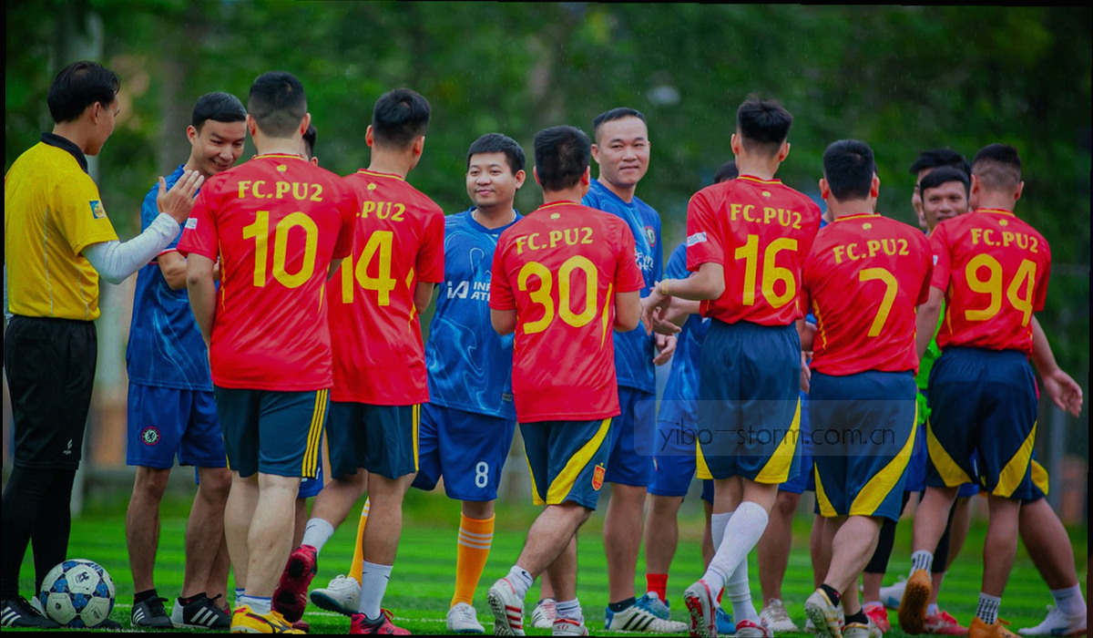 深色抽象城市网格与斜向轨迹线构成的滨江区域氛围图，叠有等宽坐标刻度